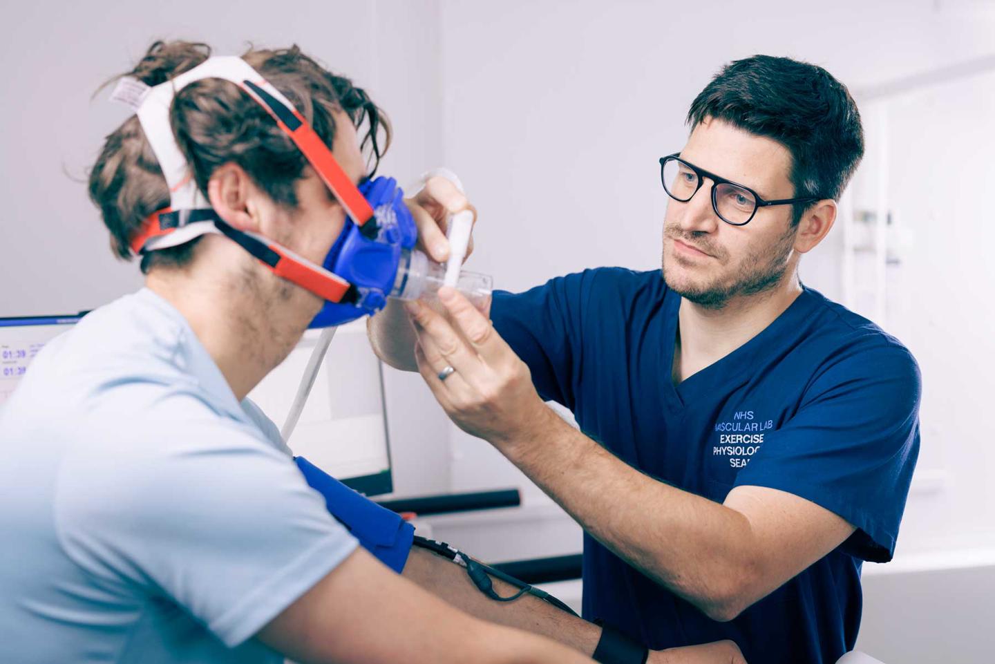 Fitting a respiratory mask for HIIT examination