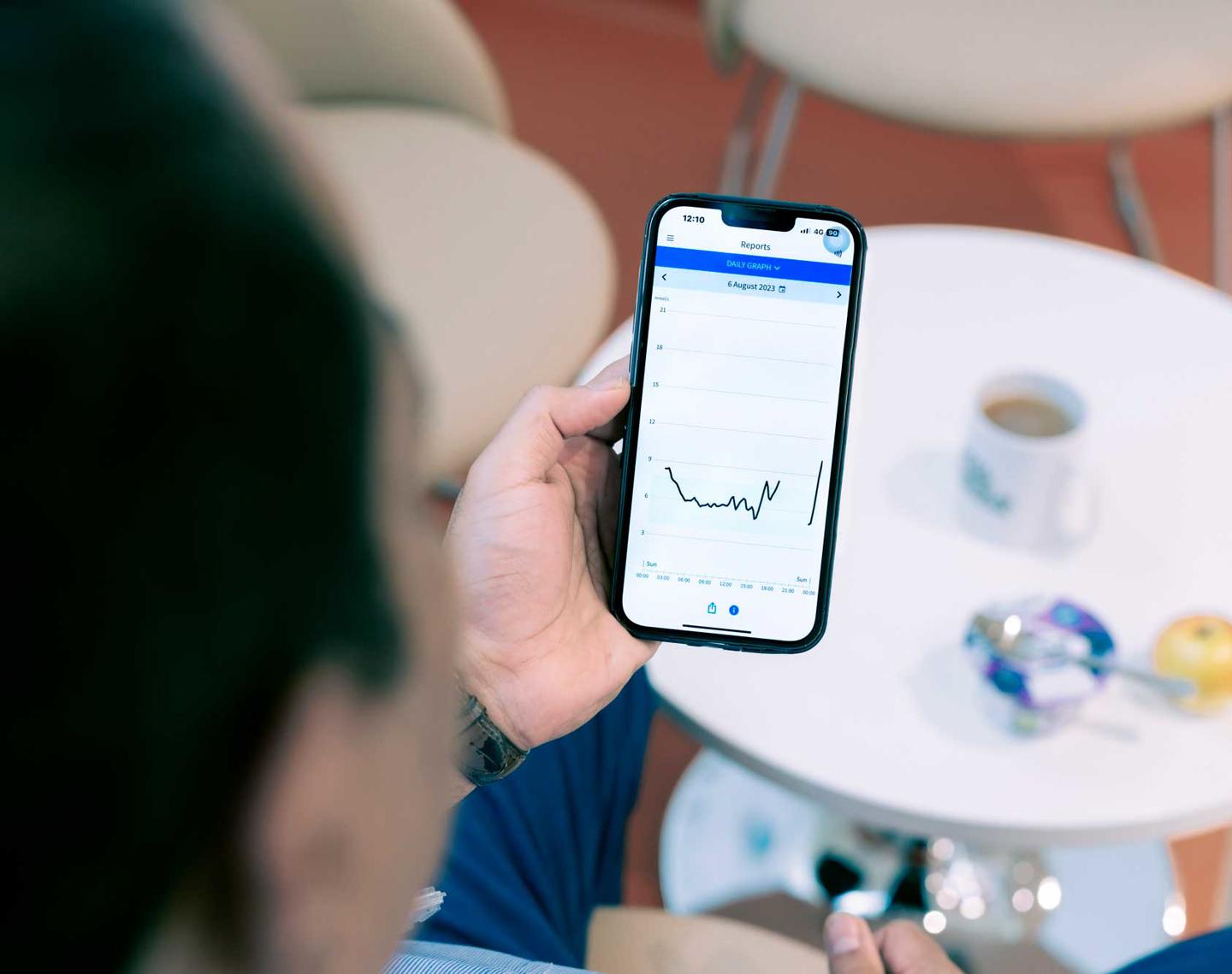 Someone using the Freestyle Libre app on their mobile phone